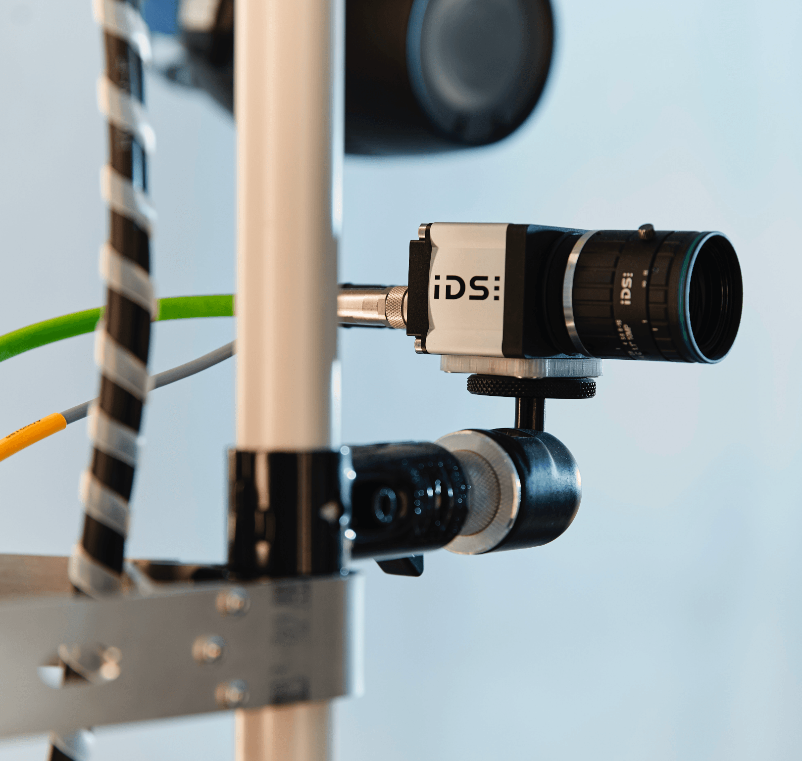 Shoe scanning system integrated in B.I.L.L.